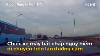 Xe máy đi lên đường cấm trên cầu Thăng Long suýt gây họa cho xe bus