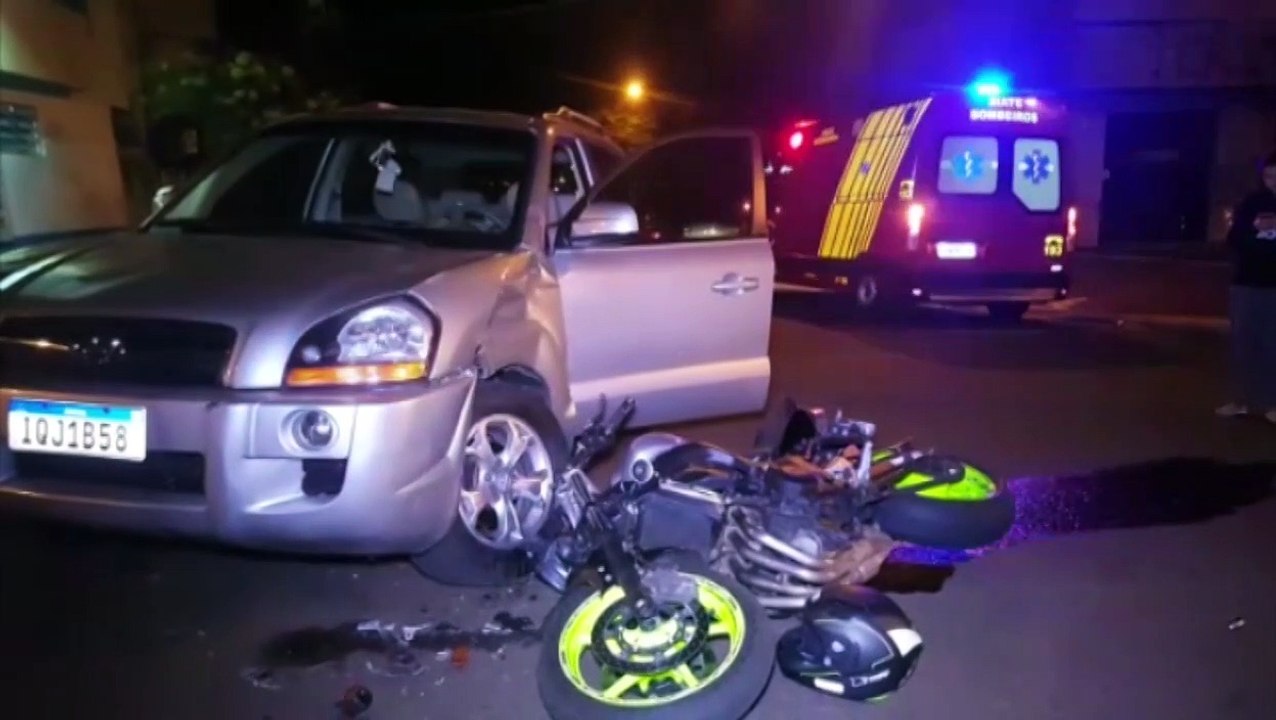 Jovem de 22 anos fica ferido em batida entre moto e Tucson na Avenida Brasil