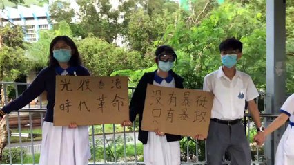 Hong Kong: protesting high schoolers form human chain