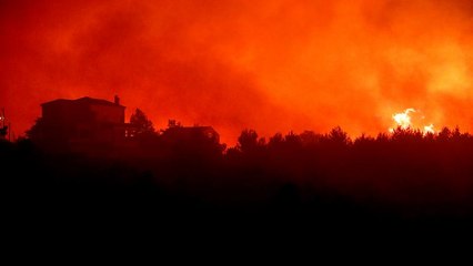 Σε μερική ύφεση η πυρκαγιά στη Νέα Μάκρη