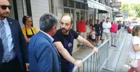 El show callejero de Revilla: la emprende con un camarero por llamar "hijo de puta" a Pedro Sánchez