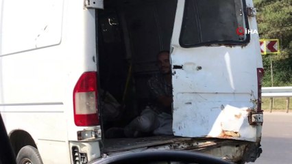 Kapısı olmayan minibüsün kasasında tehlikeli yolculuk kamerada