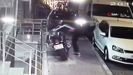 Motosikleti önce test etti, sonra çalıp gitti...O anlar kamerada