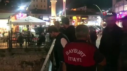 Çoruh Nehri'nde mahsur kalan yavru kediyi itfaiye kurtardı