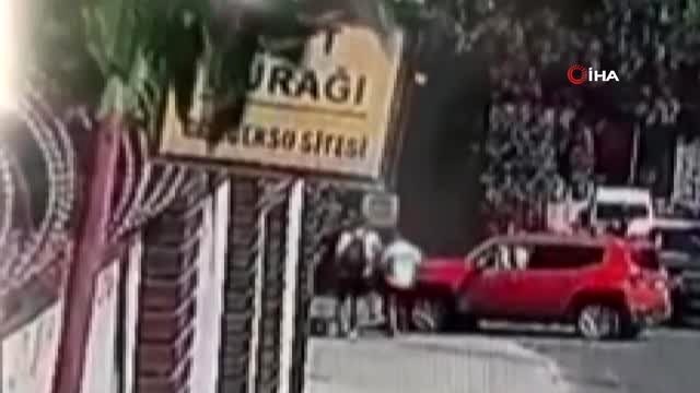 Sarıyer'de motosiklet ile otomobilin çarpışma anı kamerada