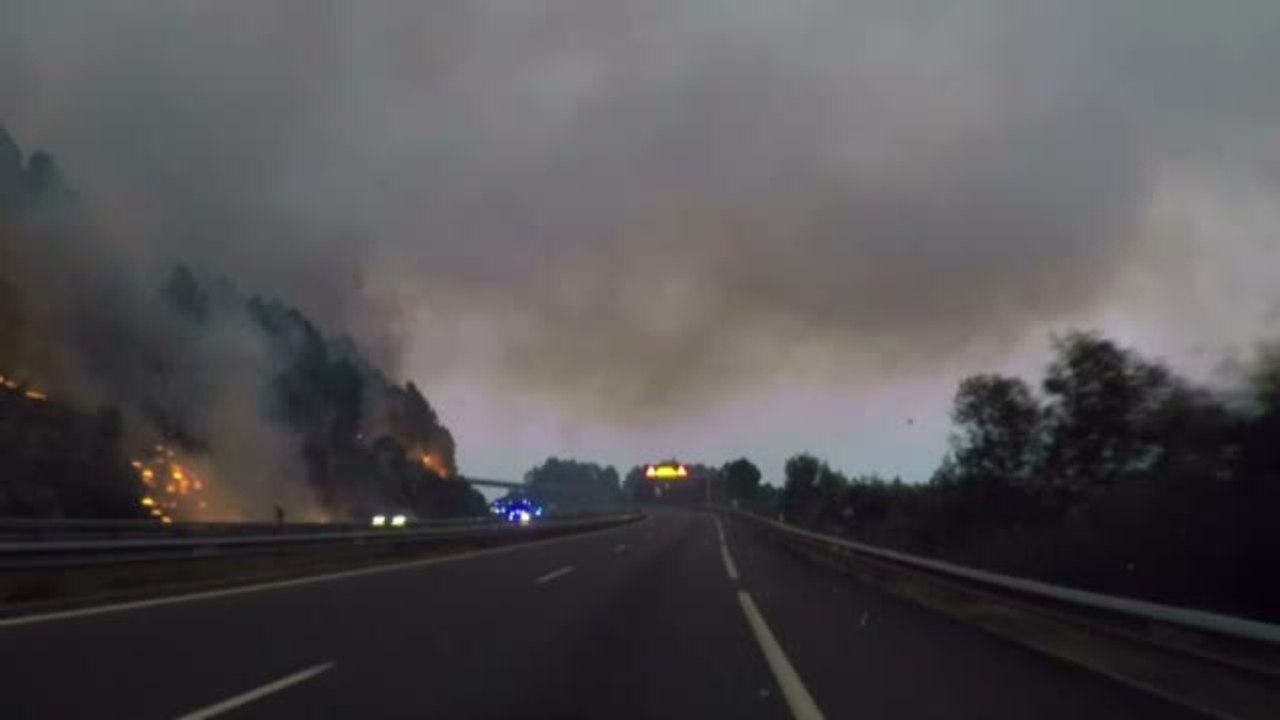 Un incendio en Ourense cruza la carretera y provoca grandes retenciones