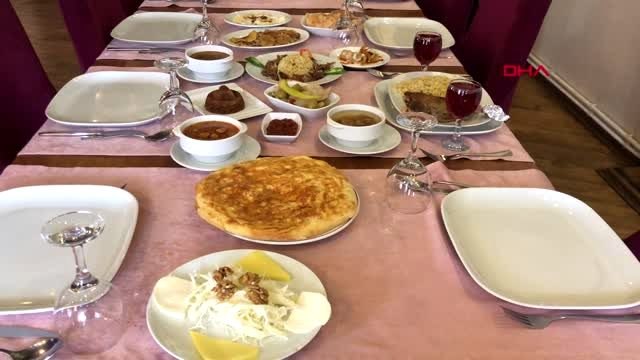 Kars kesim için kazın buzlu su içmesini, kulağına kar suyu girmesini bekliyorlar