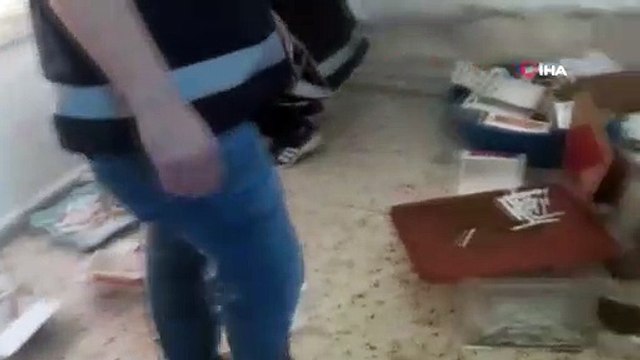 Polis eve girdi, kaçak sigara imalatı devam etti...Evini kaçak sigara imalathanesine çevirmiş
