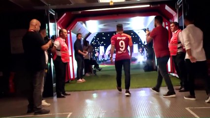 L'incroyable accueil du public du Galatasaray pour Radamel Falcao