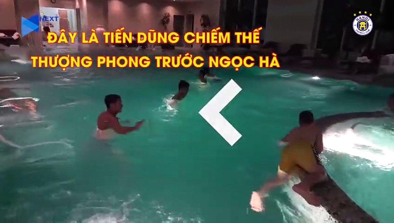 Bùi Tiến Dũng tinh nghịch ở bể bơi sau chiến thắng của Hà Nội trước Altyn Asyr | HANOI FC