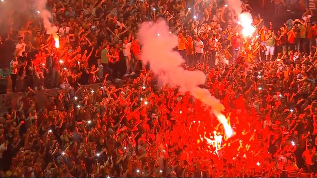 لقطة: كرة قدم: فالكو يلقى ترحيب الأبطال من قبل مشجّعي غلطة سراي