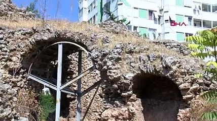 Binalar arasında kalan Tarihi Roma Hamamı, yüzyıllara meydan okuyor