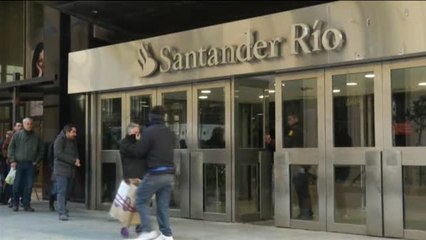 Video herunterladen: Largas colas ante los bancos argentinos por temor a un nuevo 'corralito'