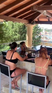 Une petite fille de trois ans se rend au bar… et commande du lait