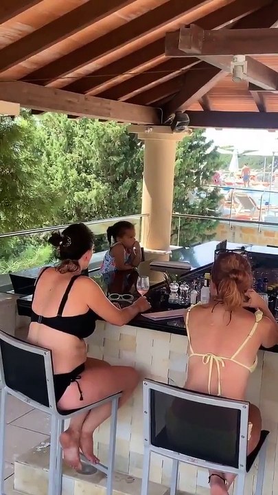 Une petite fille de trois ans se rend au bar… et commande du lait
