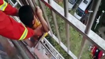 - Kafası Balkon Demirine Sıkışan Çocuğu İtfaiye Kurtardı