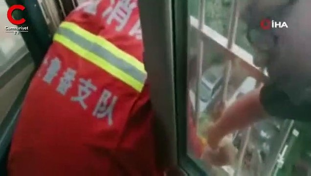 Balkon demirine sıkışan çocuğu itfaiye kurtardı