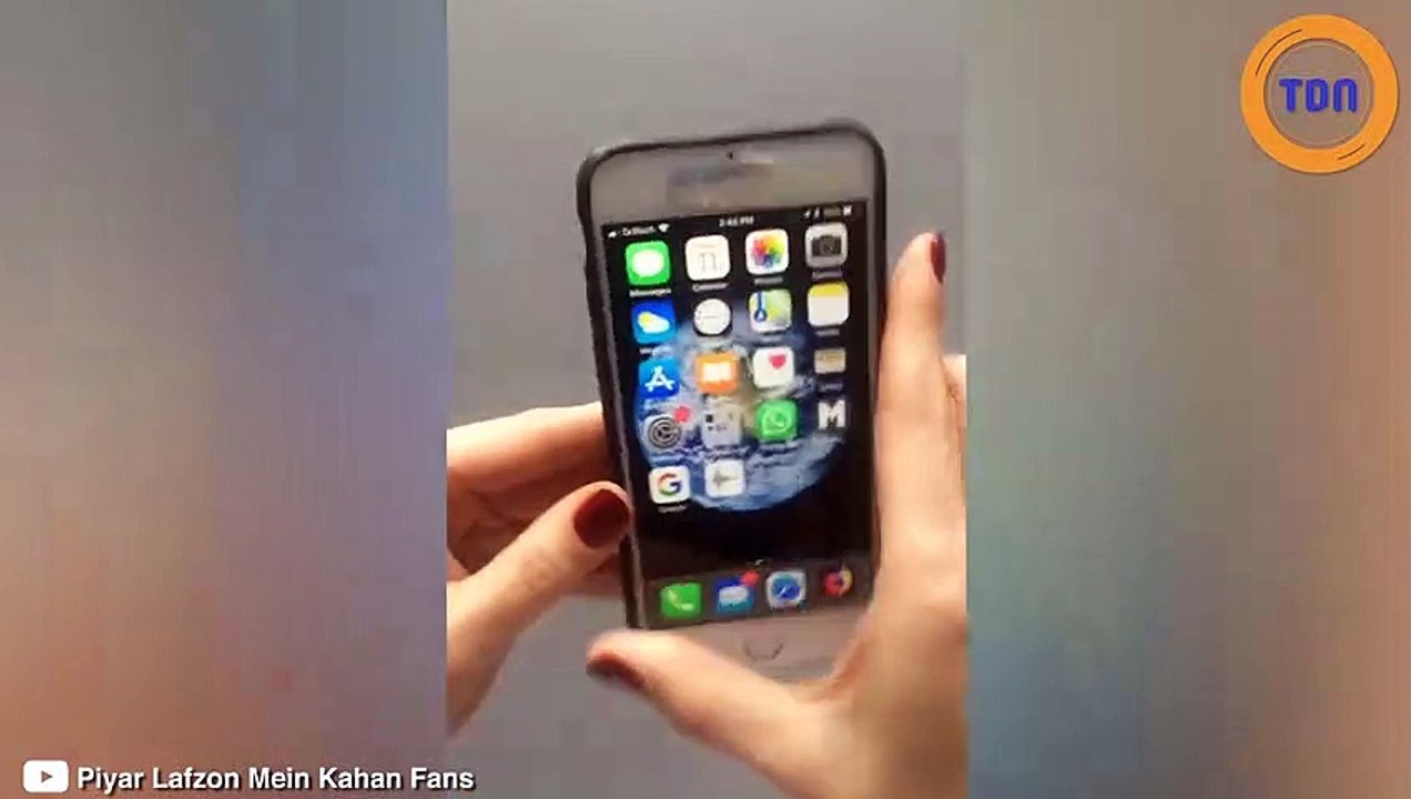 Elle bouche tous les micros de son iPhone mais SIRI l'entend quand même !
