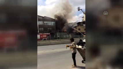 Sultangazi'de lastik deposunda yangın