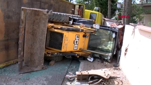 Üsküdar'da freni boşalan kamyon bahçe duvarına çarptı
