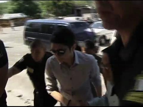 WATCH: Vhong's girlfriend at Deniece's arraignment