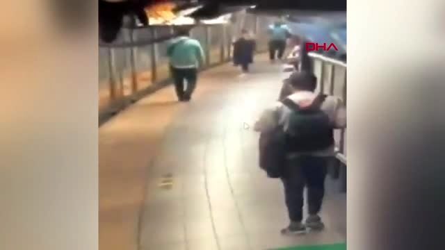 Tren camından içeri sarkıp telefonları çaldılar