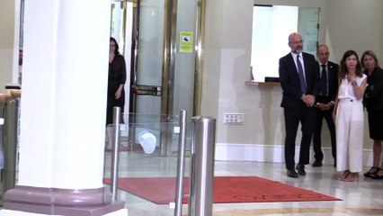 La reina Letizia luce un diseño de Carolina Herrera