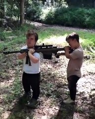 Quand deux personnes de petite taille tirent au fusil
