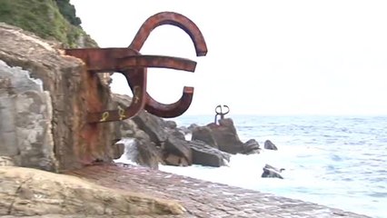 Pintan lazos amarillos en el 'Peine del Viento' de Chillida