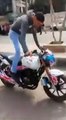 Il voulait faire des pompes sur sa moto et va vite le regretter