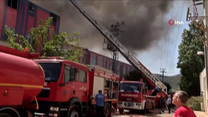 Bacası tutuşan fabrikada yangın devam ediyor