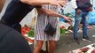 Une touriste britannique attaque violemment un vendeur de poulet à Tanger