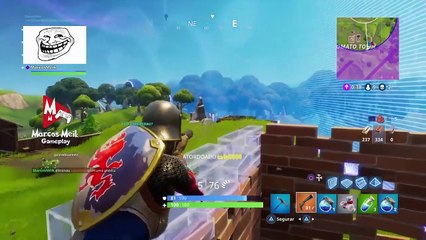 Menino chora ao perder em uma partida de Fortnite