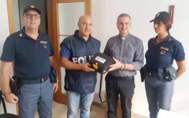 Martina Franca (TA) - Ruba defibrillatore vicino chiesa: preso dalla Polizia (05.09.19)