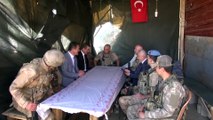 Vali Akbıyık, üs bölgelerini ziyaret etti - HAKKARİ