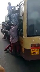 விழுப்புரம் அருகே.. பள்ளி மாணவர்களின் ஆபத்தான பஸ் பயணம்-வீடியோ