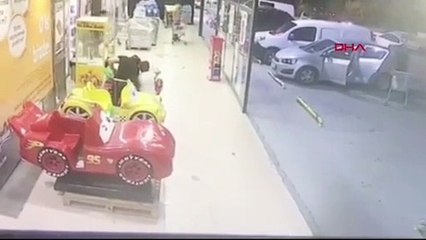 3 yaşındaki çocuğun anahtarını çevirdiği otomobil markete daldı - Haber
