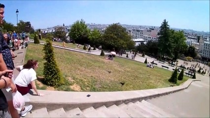 Elle pose son téléphone au pire endroit à Montmartre... Bye bye, le téléphone !