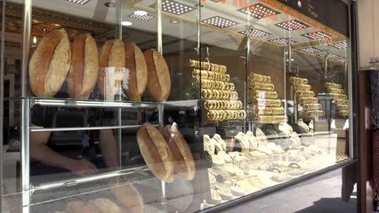 Kuyumcuda altın da ekmek de satılıyor