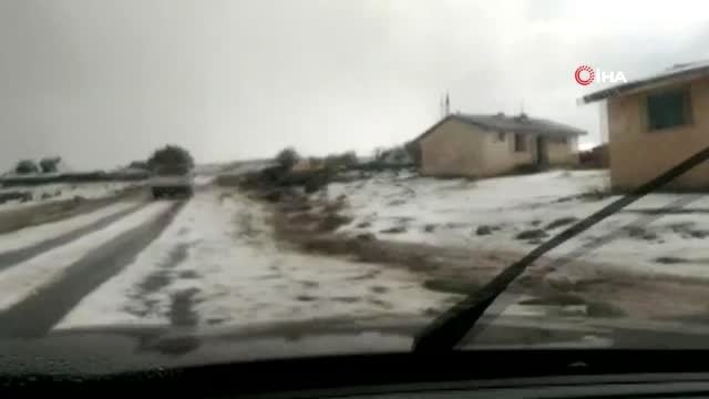 Ardahan dolu yağışı etkili, yollar beyaza büründü