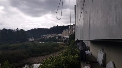 Installation d'une enseigne sur le musée départemental d’Epinal