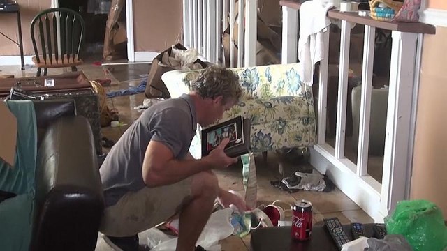 فيديو: عودة عائلة إلى ديارها في باهاماس الكبرى بعد مرور دوريان