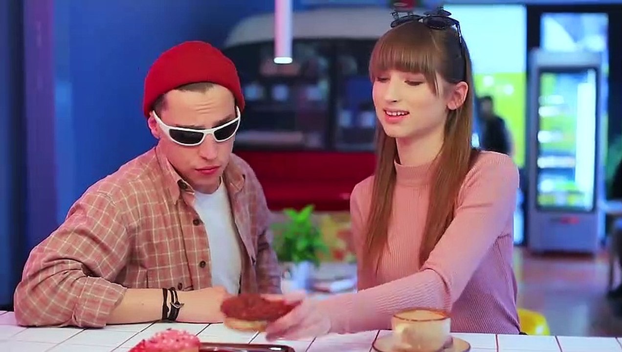 12 BLAGUES DE COUPLE À MOURIR DE RIRE ! LA GUERRE DES BLAGUES !