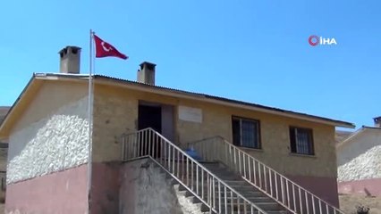 Van'da ilkokul öğretmenleri ellerine fırça alarak sınıfları boyadı