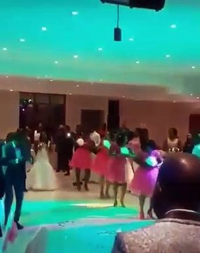 Cette réception est vraiment chic. Admirez la chorégraphie des demoiselles d'honneurs !