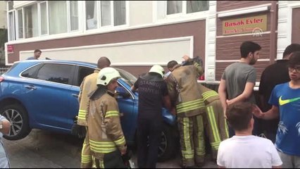 Otomobilin çarptığı doğal gaz kutusunda sızıntı