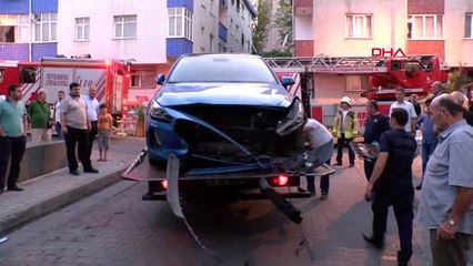 Güngören'de otomobil doğalgaz kutusuna çarptı