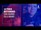 Así le pidieron matrimonio a su una joven con unos churros | Noticias con Yuriria Sierra