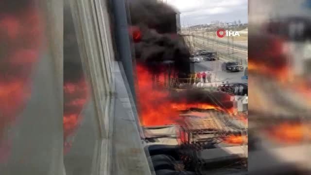 Sultangazi'de bir oto tamircisinde henüz belirlenemeyen bir nedenle yangın çıktı.