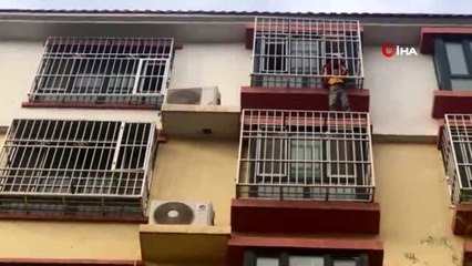 - Kafası Balkon Demirine Sıkışan Çocuğu İtfaiye Kurtardı